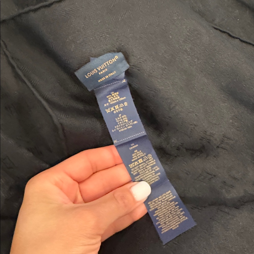 Louis Vuitton
Châle Monogram shine silk scarf - Picture 4 of 6
